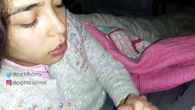 मैं अपने पति के सभी संचित दूध को निगलती हूं - सह के साथ जीभ दिखा रहा हूं